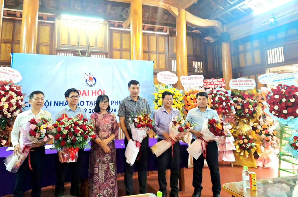   Bà Chu Thị Thu Hằng, Tổng Biên tập Tạp chí Phụ nữ Mới, tặng hoa chúc mừng đại diện 5 đơn vị tham gia ký kết hợp tác truyền thông.  