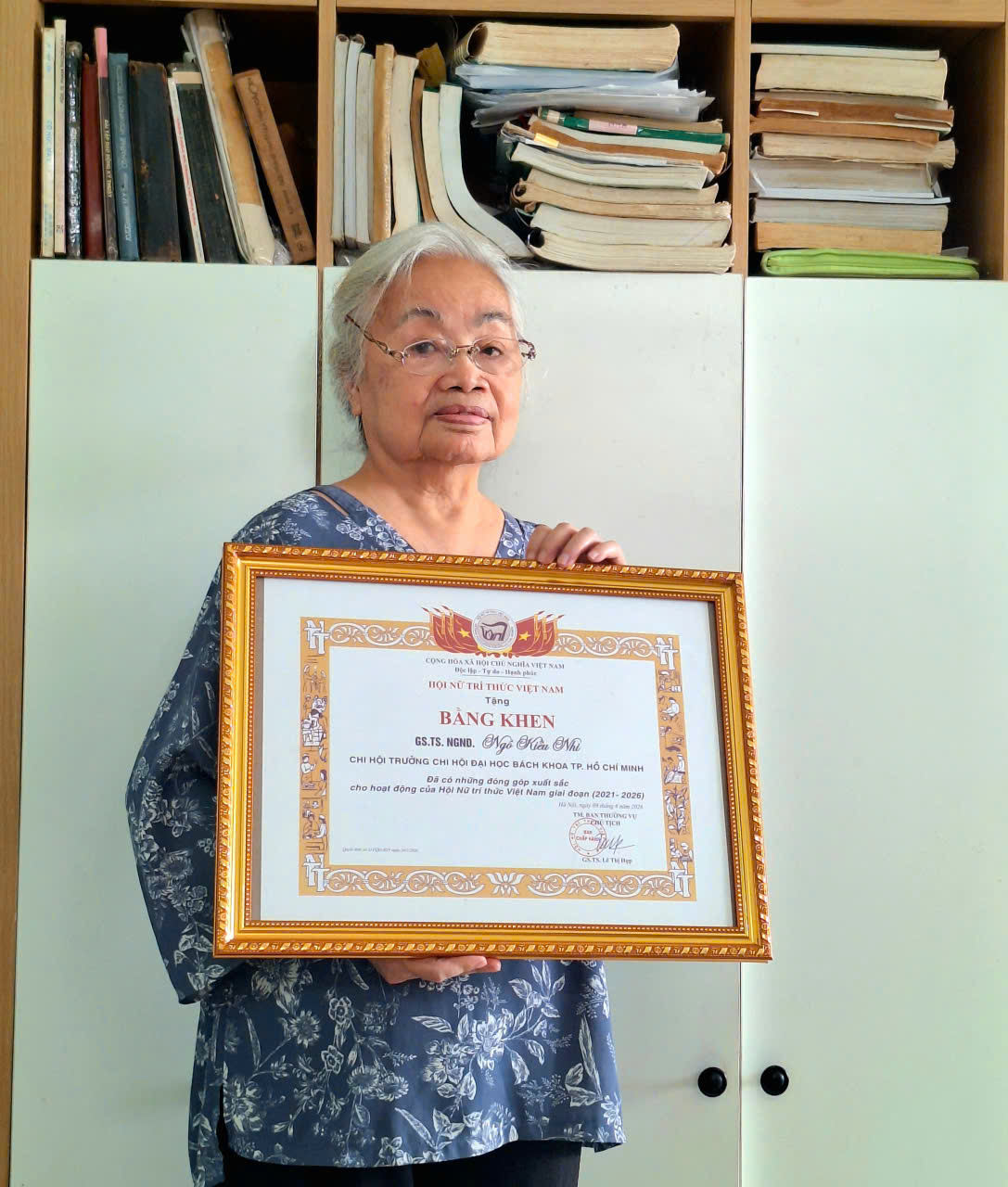 GS.TS.NGND Ngô Kiều Nhi vừa được Hội Nữ trí thức Việt Nam trao Bằng khen ghi nhận những đóng góp tích cực cho hoạt động của Hội và sự phát triển của đội ngũ nữ trí thức.