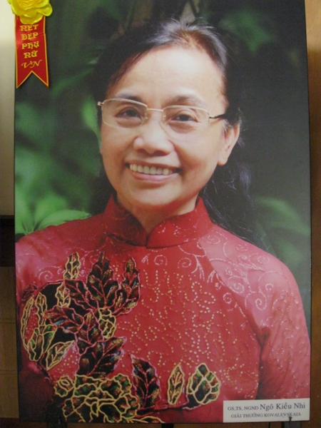 Chân dung GS.TS.NGND Ngô Kiều Nhi trong dịp nhận Giải thưởng Kovalevskaia năm 2002. Giải thưởng là sự ghi nhận cho những đóng góp bền bỉ của bà trong nghiên cứu khoa học và ứng dụng công nghệ phục vụ sự phát triển của đất nước