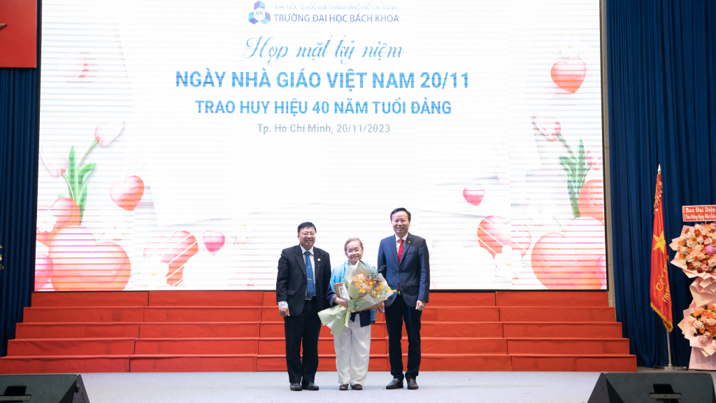 GS.TS.NGND Ngô Kiều Nhi nhận Huy hiệu 40 năm tuổi Đảng tại lễ kỷ niệm Ngày Nhà giáo Việt Nam 20/11 do Trường Đại học Bách khoa (ĐHQG TP.HCM) tổ chức năm 2023.