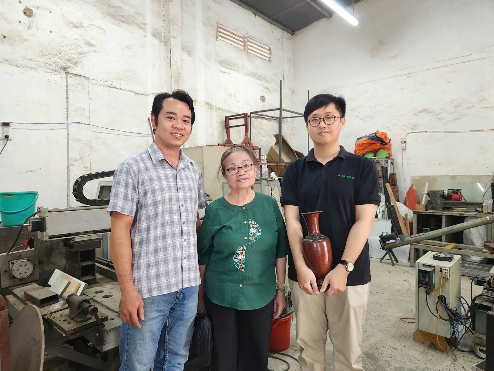 GS.TS.NGND Ngô Kiều Nhi cùng học trò tại xưởng thực hành, nơi nhiều thiết bị phục vụ đào tạo ngành Cơ kỹ thuật được chính thầy và trò nghiên cứu, thiết kế, chế tạo