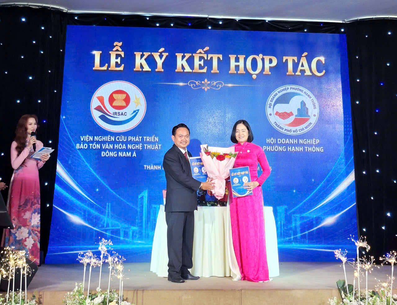 Bà Ngô Thanh Hạnh, Chủ tịch Hội Doanh nghiệp phường Hạnh Thông, ký kết hợp tác với ông Nguyễn Trung Thành, Phó Viện trưởng Viện Nghiên cứu Phát triển Bảo tồn Văn hóa Nghệ thuật Đông Nam Á.