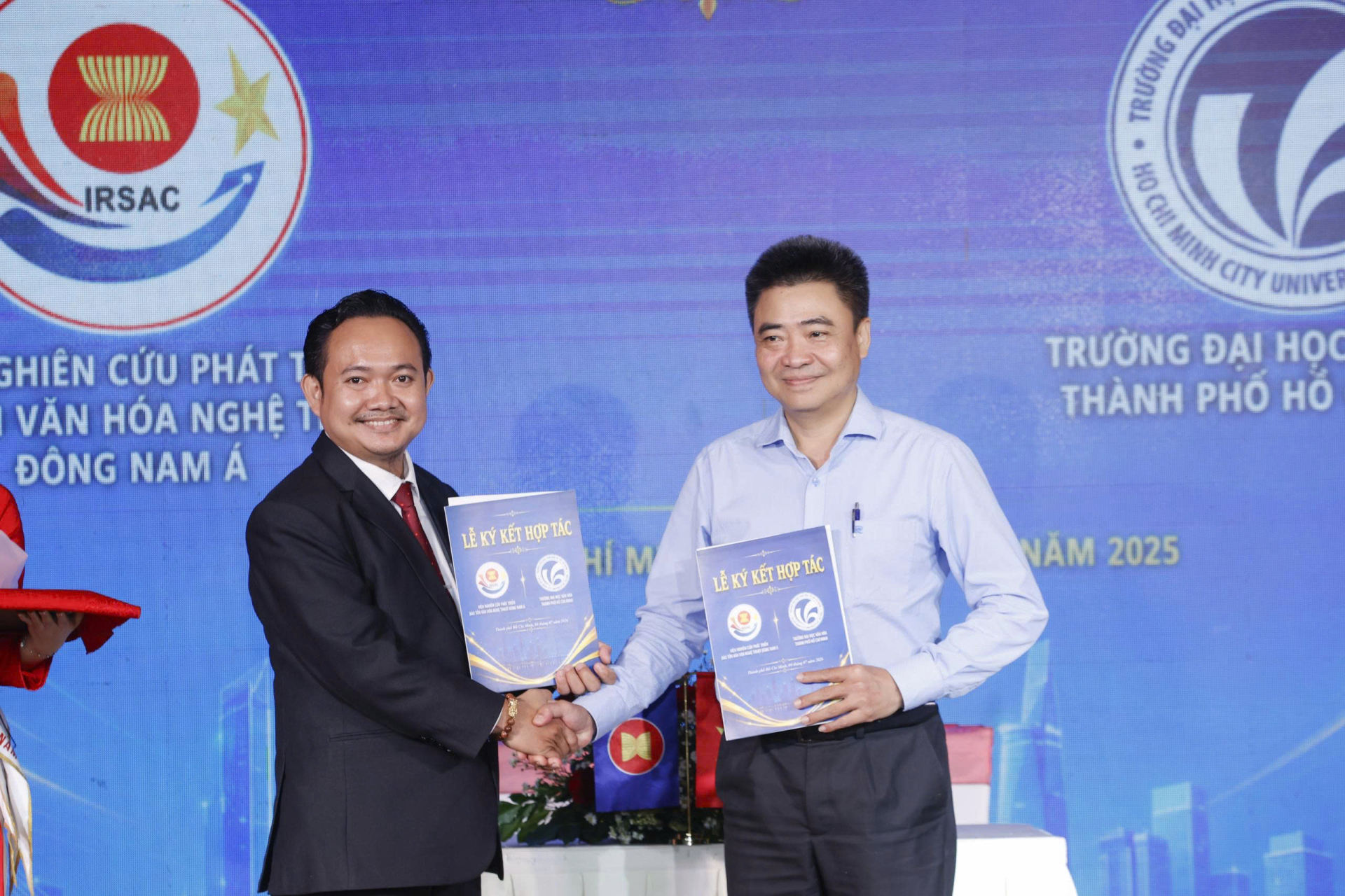 PGS.TS Lâm Nhân, Hiệu trưởng Trường Đại học Văn hóa Thành phố Hồ Chí Minh (bên phải), ký kết hợp tác với ông Nguyễn Trung Thành, Phó Viện trưởng Viện Nghiên cứu Phát triển Bảo tồn Văn hóa Nghệ thuật Đông Nam Á.