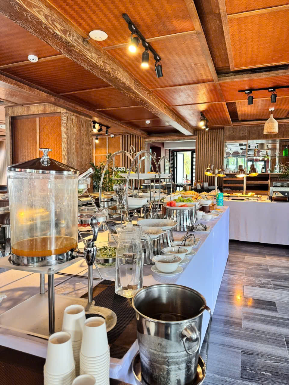Buffet sáng là một điểm nhấn được nhiều du khách yêu thích với các món đặc sản địa phương
