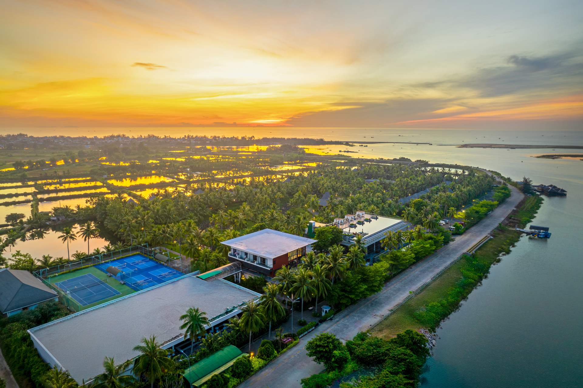 Khuôn viên CocoLand Thu Xa Ancient Town Hotel & Resort được chăm chút kỹ lưỡng với cảnh quan hài hòa giữa thiên nhiên và kiến trúc