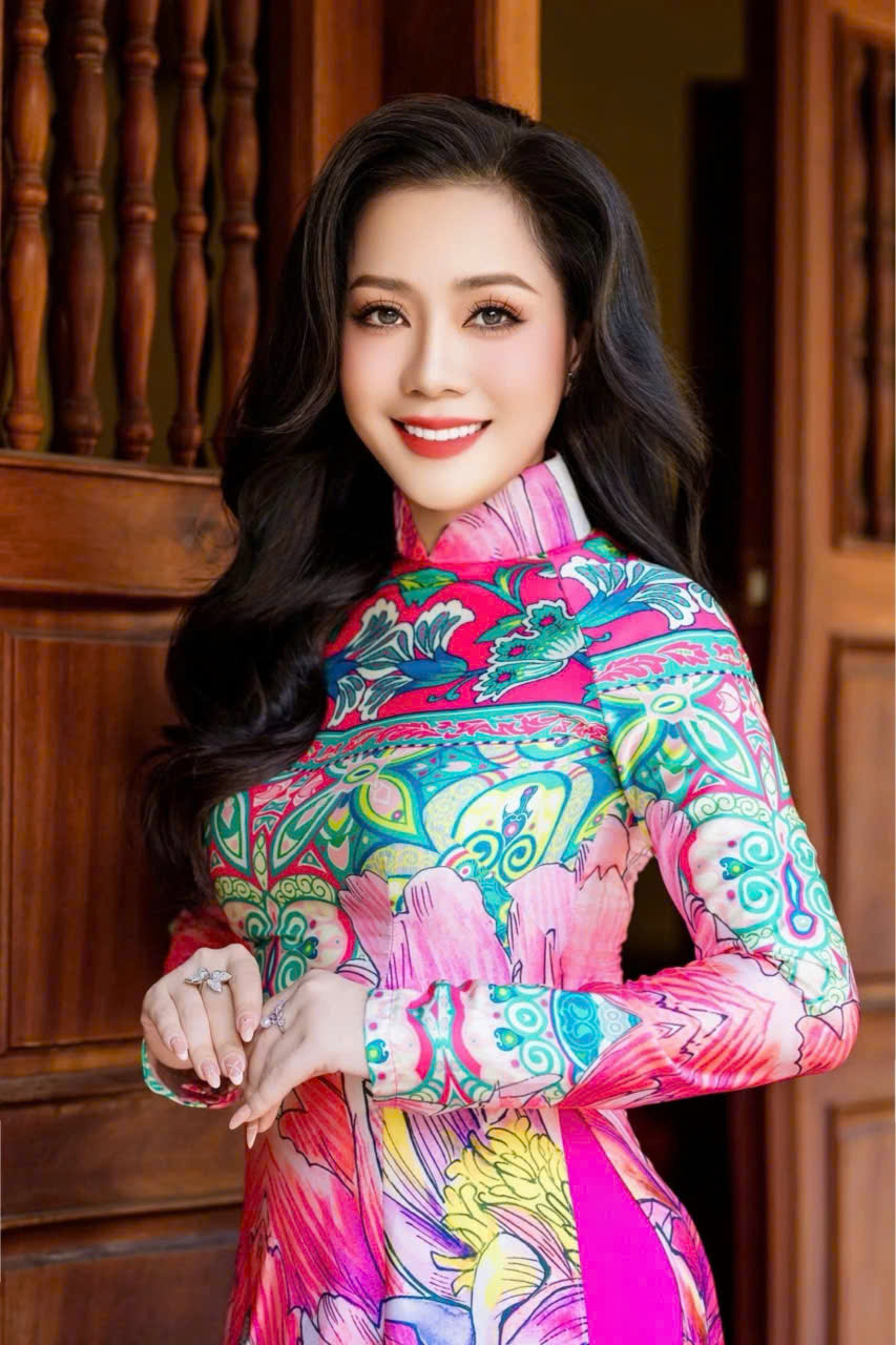 Hơn 35 năm gắn bó với nghệ thuật, ThS. Nguyễn Thanh Mai luôn tin rằng vẻ đẹp bền vững của người phụ nữ được tạo nên từ tri thức, sự tự tin và lòng nhân ái.