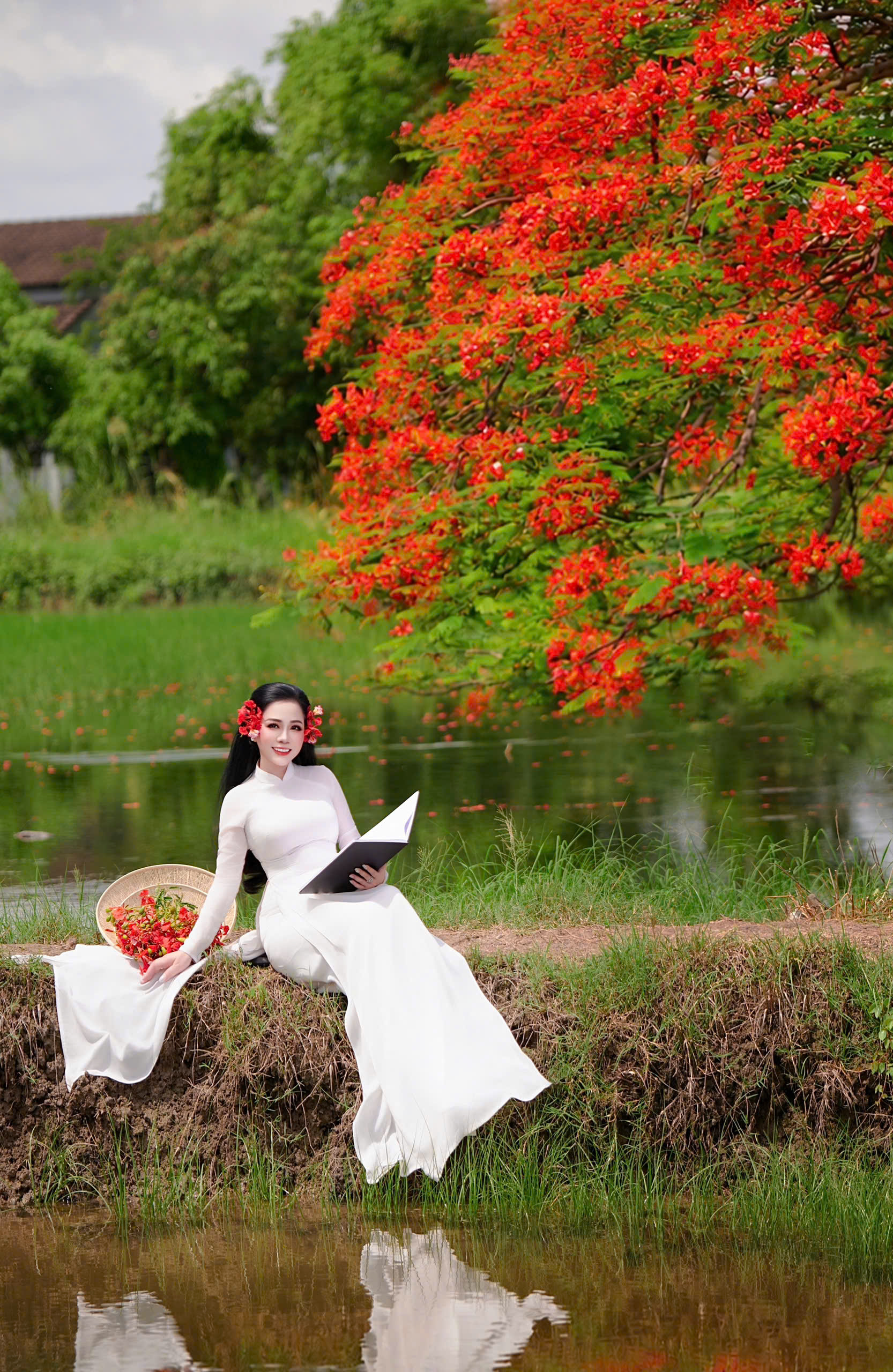 Giữa sắc đỏ mùa phượng, ThS. Nguyễn Thanh Mai tìm thấy những khoảng lặng để nuôi dưỡng cảm hứng, tiếp thêm năng lượng cho hành trình gieo tri thức và yêu thương.