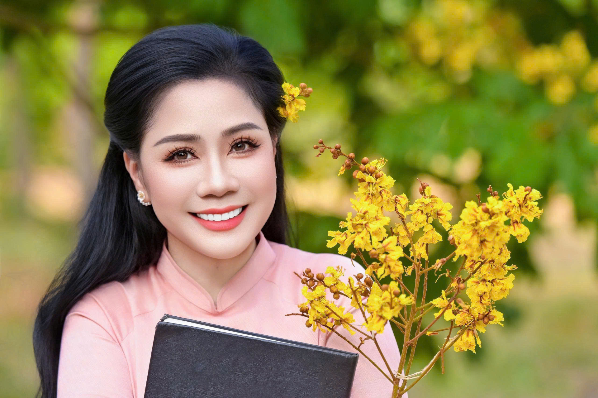 Mỗi cuốn sách là một người thầy, còn mỗi mùa xuân lại nhắc ThS. Nguyễn Thanh Mai gìn giữ khát vọng học hỏi và không ngừng vươn lên.
