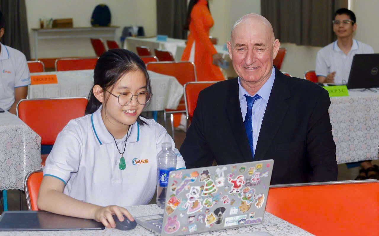 Giáo viên bản ngữ hướng dẫn học sinh ứng dụng AI để hỗ trợ học tập hiệu quả.