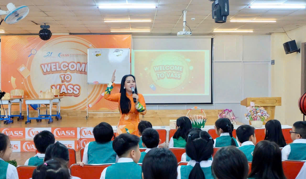 Hiệu trưởng Nguyễn Thanh Mai đồng hành cùng học sinh Tiểu học trong chương trình khởi động chuyên đề kỹ năng sống đầu tuần.