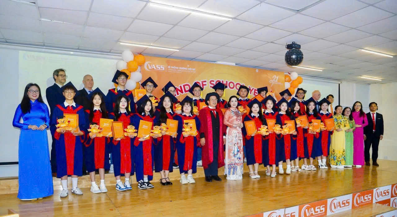 Hội đồng quản trị, Ban Giám hiệu, giáo viên nước ngoài, giáo viên chủ nhiệm Chương trình Song ngữ cùng học sinh lớp 12 lưu giữ khoảnh khắc tại Lễ trao Giấy chứng nhận hoàn thành chương trình THPT và quà lưu niệm.
