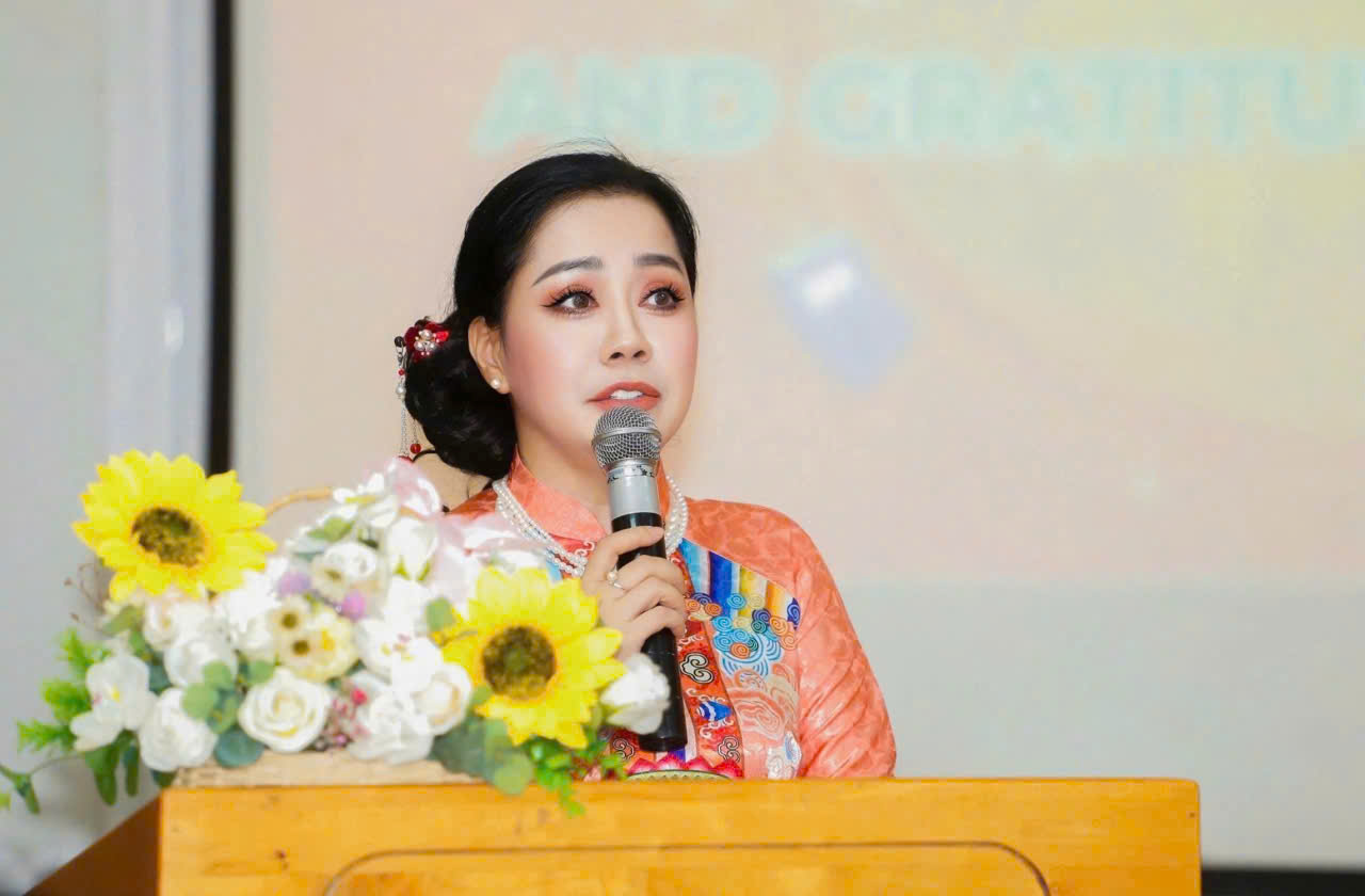 Hiệu trưởng Nguyễn Thanh Mai trình bày báo cáo tổng kết năm học 2025–2026 tại Lễ tổng kết và Lễ tri ân học sinh lớp 12.