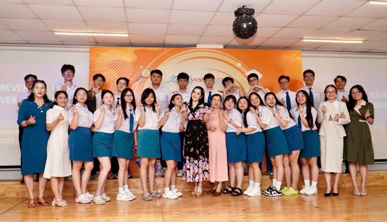Khoảnh khắc ấm áp của cô và trò VASS trong buổi liên hoan chia tay học sinh lớp 12 trước khi bước vào Kỳ thi tốt nghiệp THPT năm 2026.