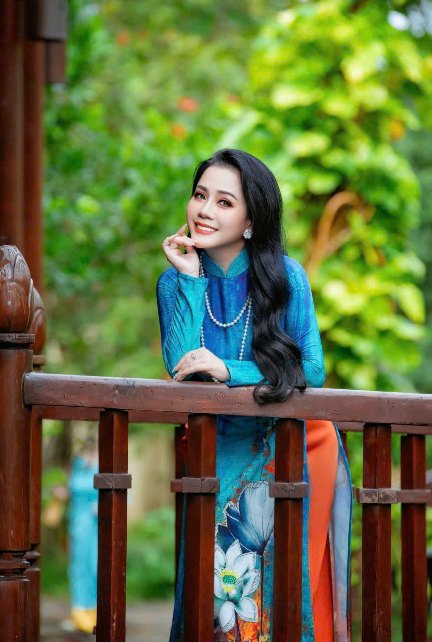 Nét đẹp nhà giáo của Hiệu trưởng Nguyễn Thanh Mai trong tà áo dài truyền thống tại Bảo tàng Áo Dài.