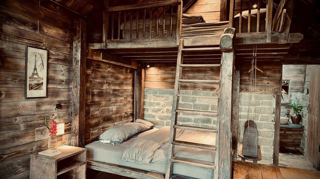 Phòng nghỉ được thiết kế theo phong cách mộc mạc với chất liệu gỗ chủ đạo, mang lại cảm giác ấm cúng và thư giãn.