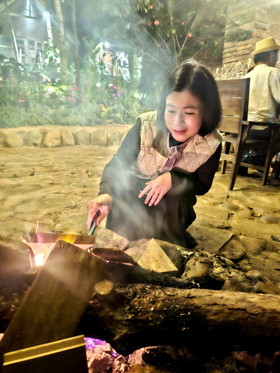 Cô chủ Y Trang tự tay chuẩn bị bếp lửa mỗi tối, mang đến cho du khách những khoảnh khắc quây quần ấm áp giữa tiết trời se lạnh của Măng Đen.