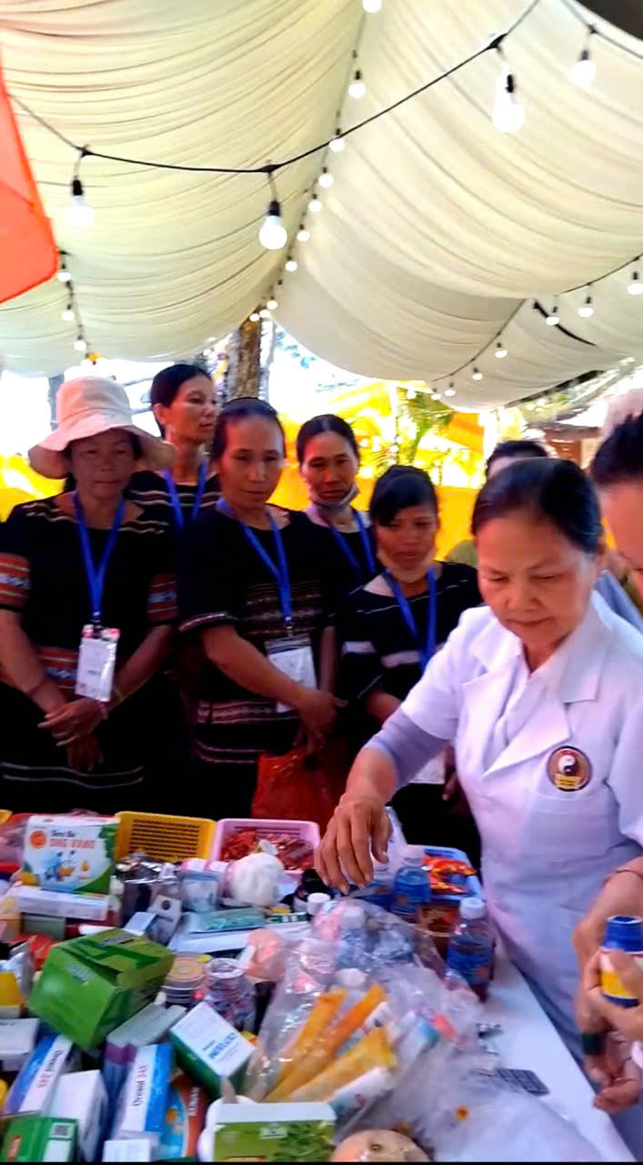 Lương y Đoàn Thị Kiều Diễm tại gian hàng 0 đồng, trực tiếp trao những phần hỗ trợ đến bà con đồng bào Tây Nguyên, lan tỏa tinh thần sẻ chia vì cộng đồng.
