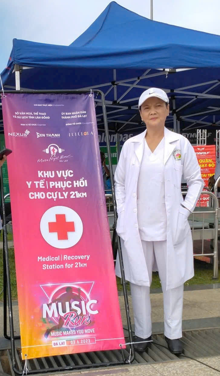 Hình ảnh Lương y Đoàn Thị Kiều Diễm hỗ trợ phục hồi cho vận động viên tại một số giải chạy đã trở nên quen thuộc với nhiều người.