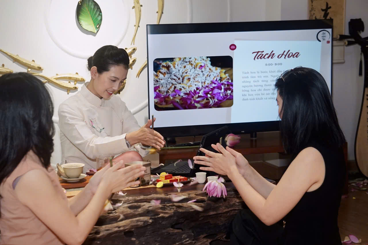 Tại workshop, người tham dự được trực tiếp thực hành toàn bộ quy trình ướp trà sen thủ công, từ tách cánh hoa, tách nhụy, lấy gạo sen đến tự tay ướp trà vào từng bông sen.