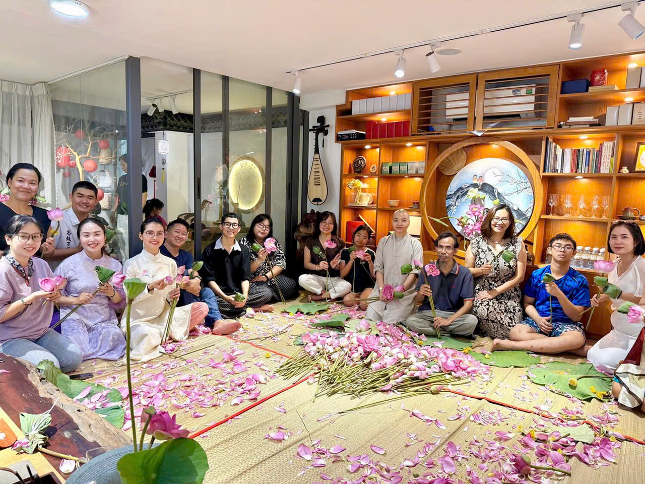 Khách tham dự workshop trải nghiệm nghệ thuật ướp trà sen tại An Nhơn Trà.