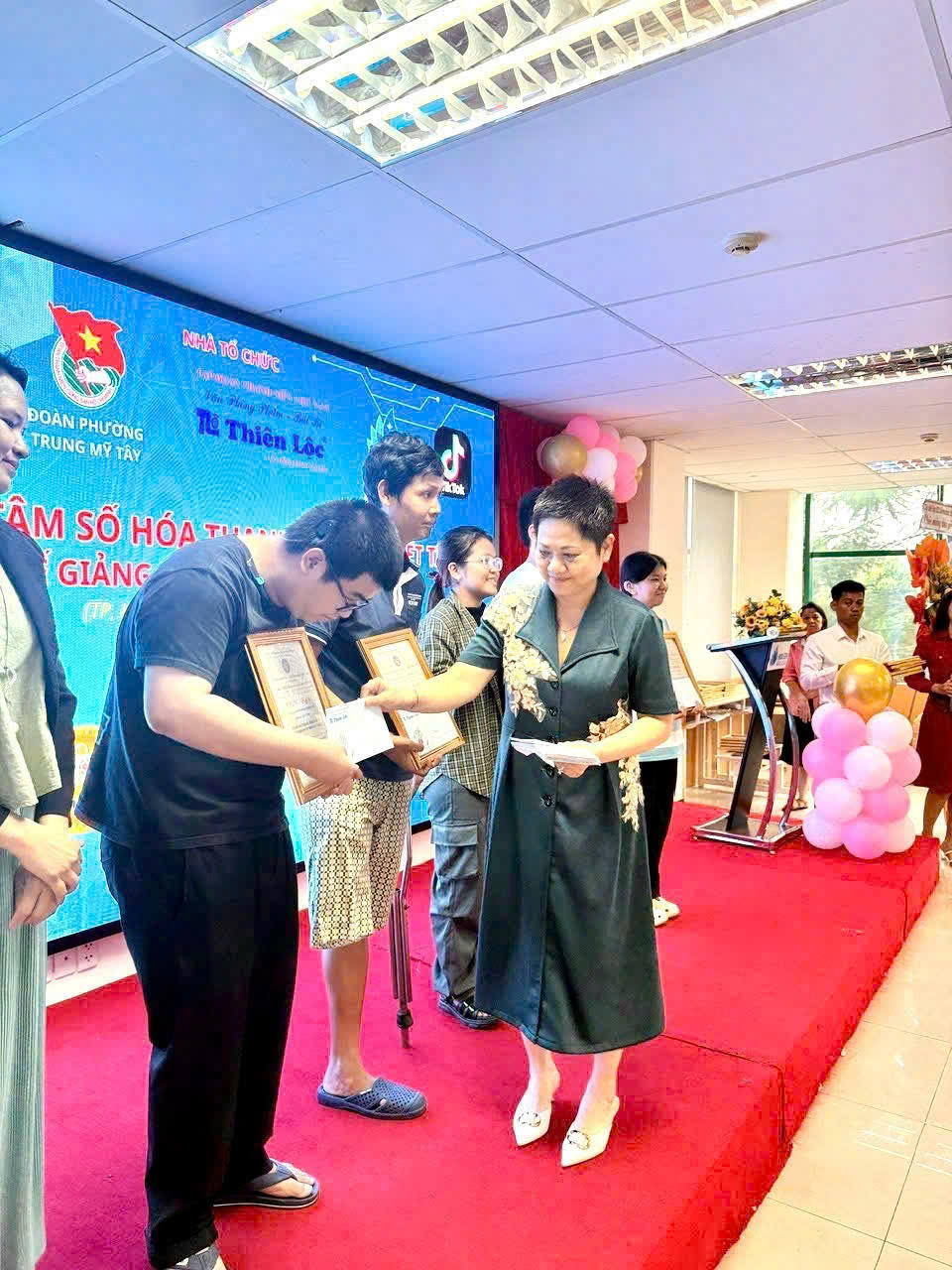 Doanh nhân Trần Huệ Ngọc cùng Văn phòng phẩm Bút Bi Thiên Lộc trao tặng 60 phần quà cho các học viên trong lễ bế giảng khóa học Livestream TikTok, góp phần mở ra cơ hội khởi nghiệp cho thanh niên khuyết tật.