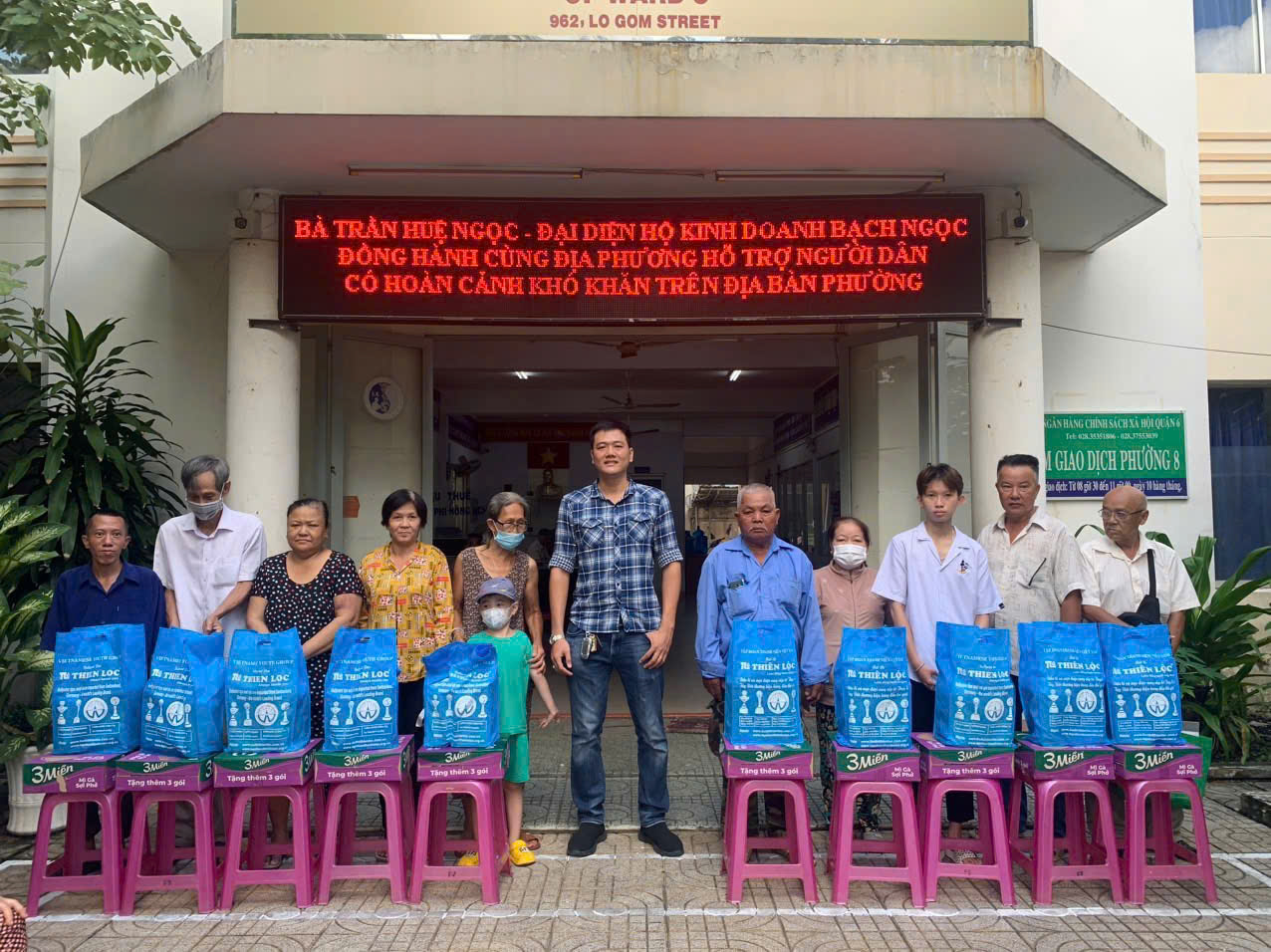 Anh Huỳnh Bỉnh Hồng ( con trai Doanh nhân Trần Huệ Ngọc) đại diện doanh nghiệp tặng quà cho bà con có hoàn cảnh khó khăn trên địa bàn phường Bình Tiên, TP.HCM