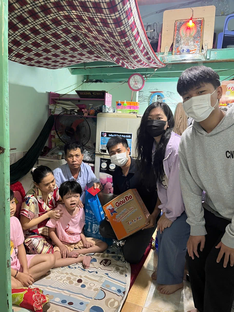 Huỳnh Lợi Ngân (áo tím) trong một chuyến thiện nguyện tại Việt Nam – nơi những giá trị yêu thương được tiếp nối qua từng thế hệ.