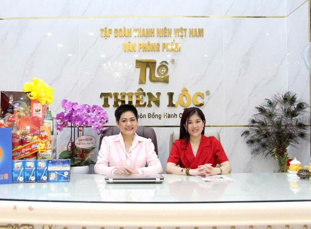 Doanh nhân Trần Huệ Ngọc cùng Con gái lớn Huỳnh Cẩm Vân