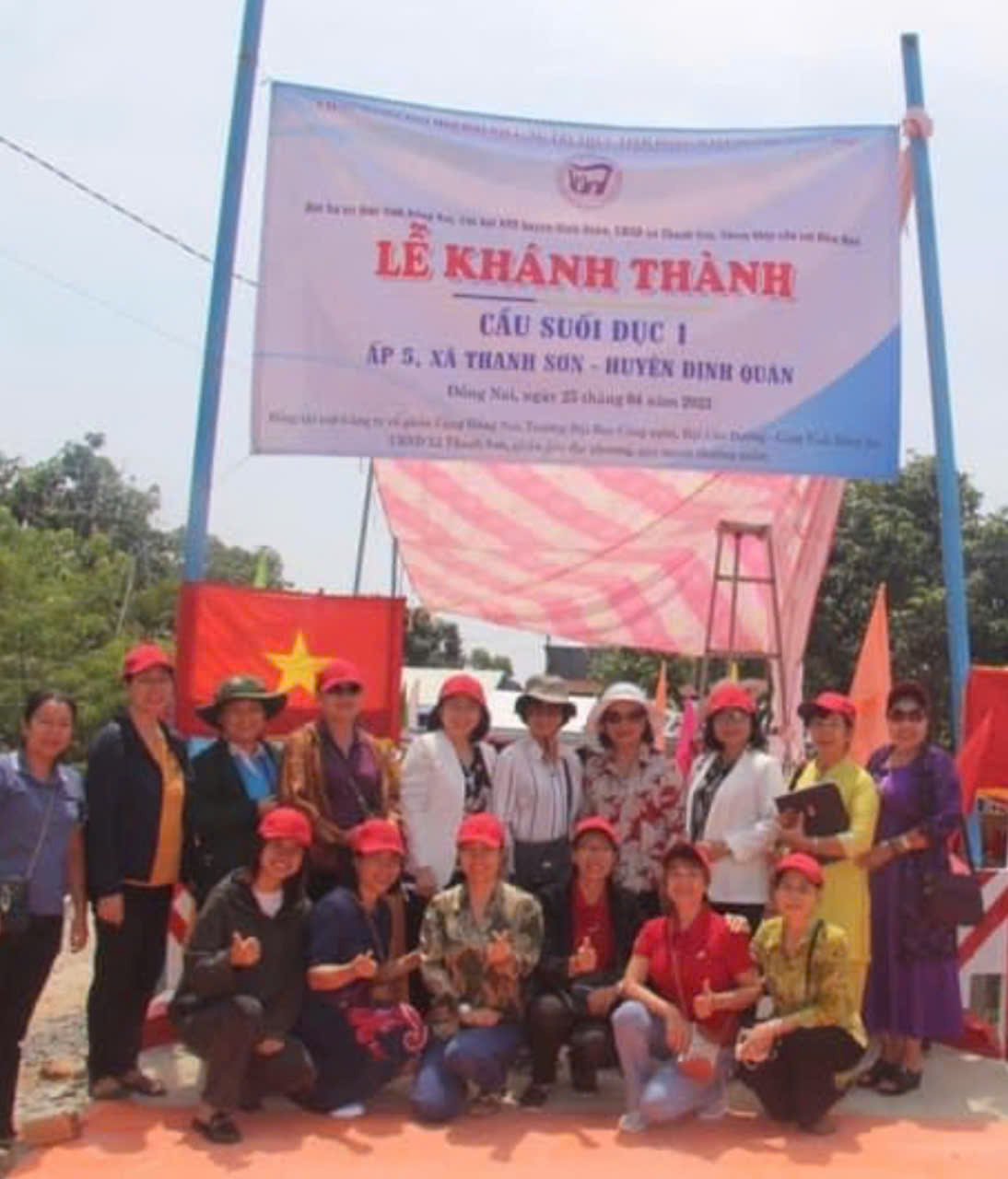 Lễ khánh thành cầu dân sinh do Hội Nữ trí thức tỉnh Đồng Nai xây dựng.