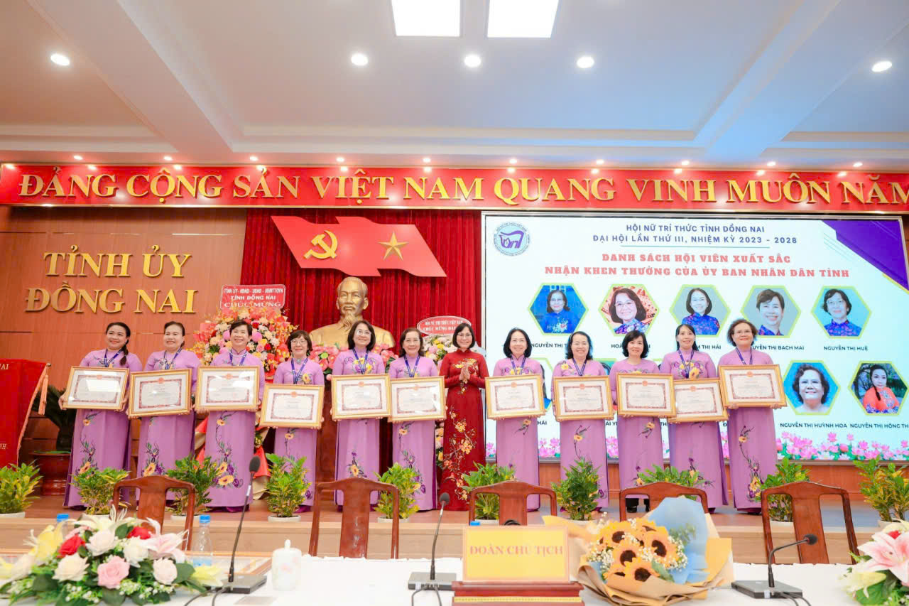 Các hội viên Hội Nữ trí thức tỉnh Đồng Nai có thành tích xuất sắc được Ủy ban nhân dân tỉnh Đồng Nai tặng Bằng khen nhân dịp 10 năm hình thành và phát triển Hội Nữ trí thức tỉnh Đồng Nai.