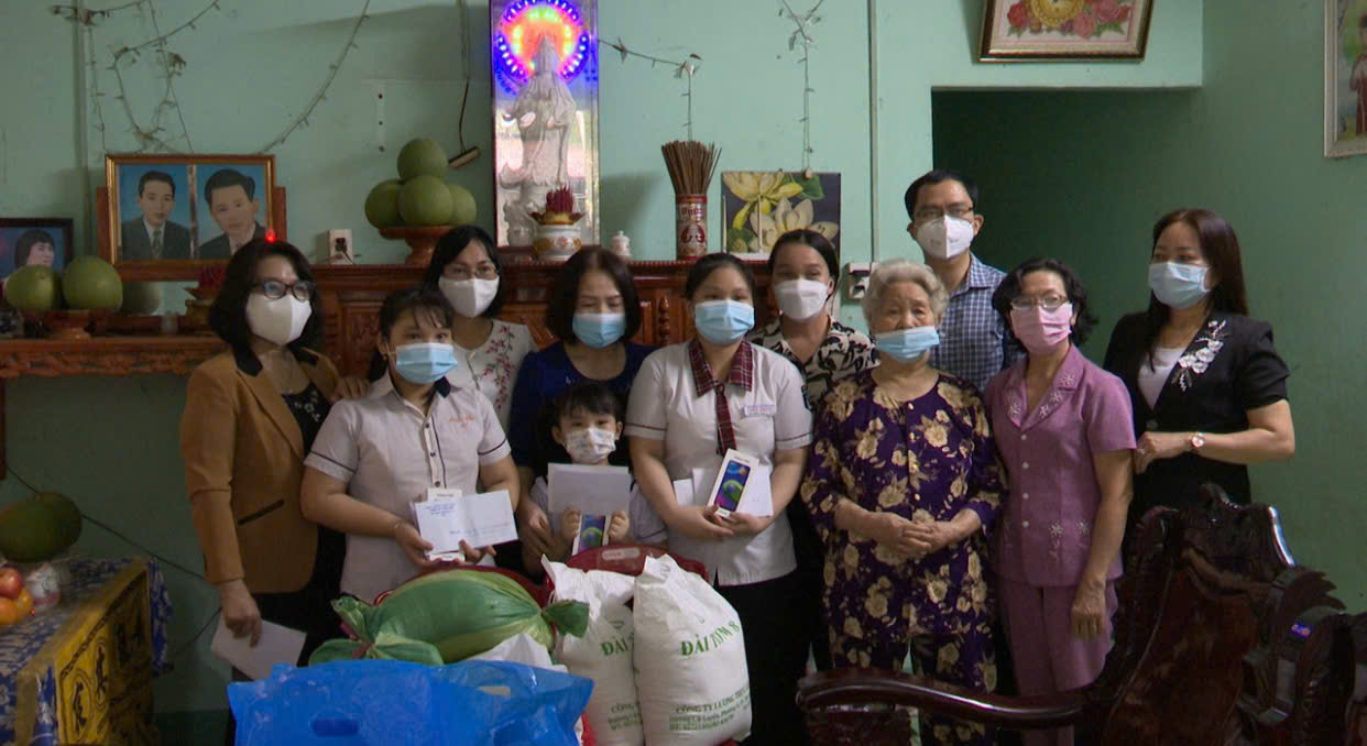 Thường trực Hội Nữ trí thức tỉnh Đồng Nai thăm, trao quà và học bổng cho các em mồ côi cha, mẹ do đại dịch Covid-19.