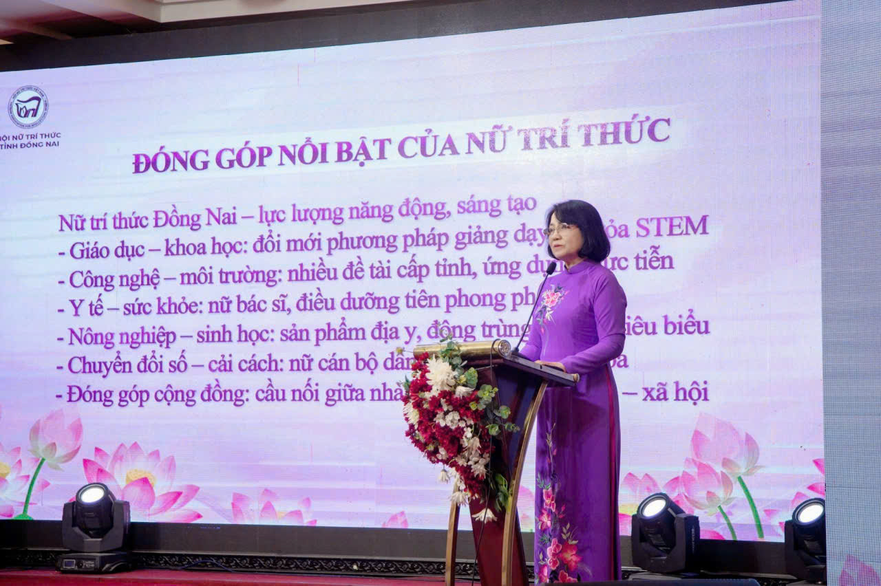 ThS. Hoàng Thị Lài, Phó Chủ tịch Thường trực Hội Nữ trí thức tỉnh Đồng Nai, trình bày tham luận tại Đại hội Hội Nữ trí thức tỉnh Đồng Nai lần thứ III, nhiệm kỳ 2023–2028.