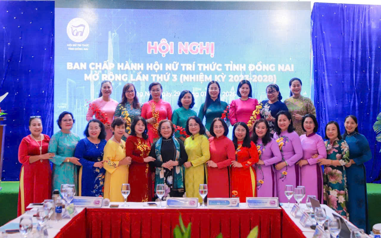 Các Ủy viên Ban Chấp hành Hội Nữ trí thức tỉnh Đồng Nai chụp ảnh lưu niệm tại Hội nghị tổng kết hoạt động Hội năm 2025.