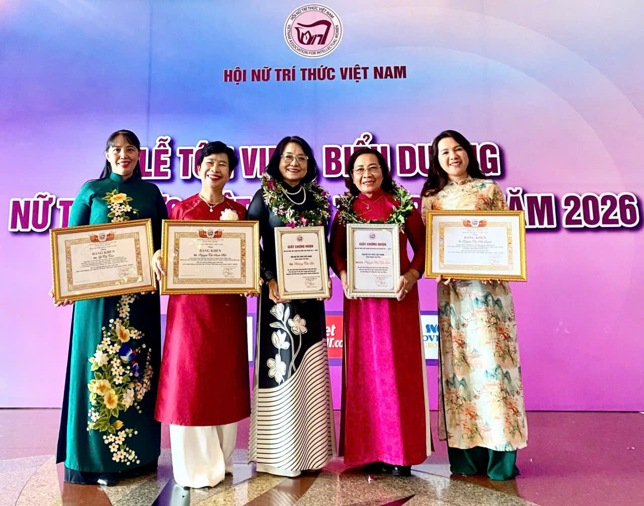 Các nữ trí thức tiêu biểu của Hội Nữ trí thức tỉnh Đồng Nai được Hội Nữ trí thức Việt Nam tôn vinh, biểu dương nhân dịp 15 năm hình thành và phát triển.
