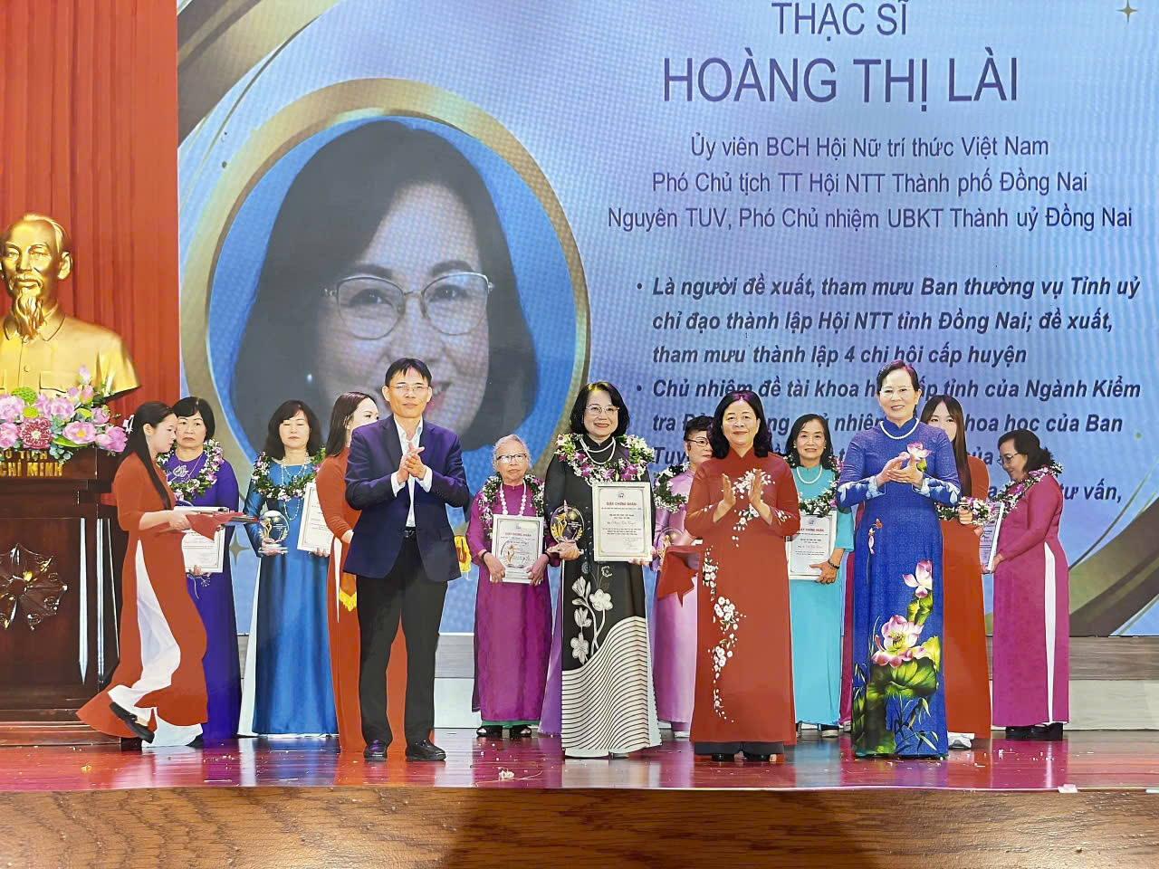ThS. Hoàng Thị Lài được Hội Nữ trí thức Việt Nam trao Chứng nhận