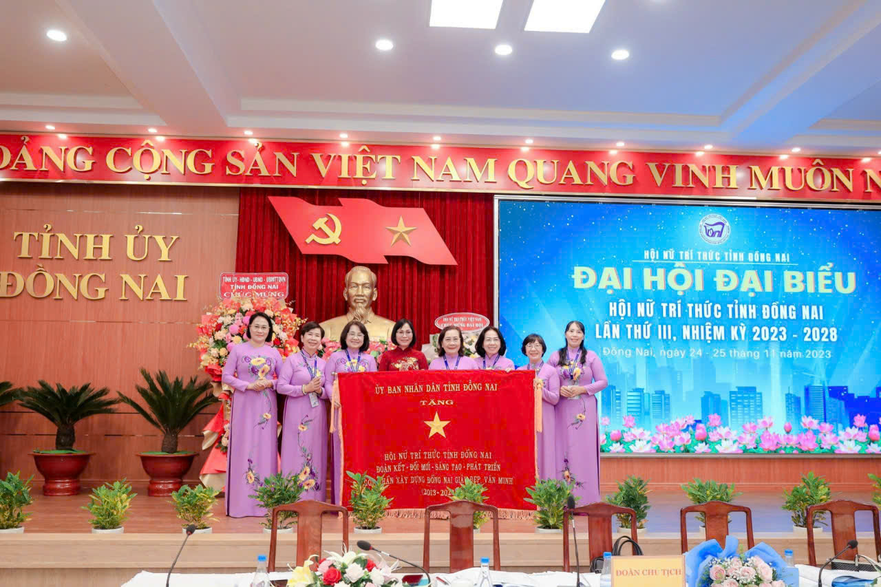 Tập thể Ban Thường vụ Hội Nữ trí thức tỉnh Đồng Nai khóa II đón nhận bức trướng của Ủy ban nhân dân tỉnh Đồng Nai tại Đại hội Hội Nữ trí thức tỉnh Đồng Nai lần thứ III.