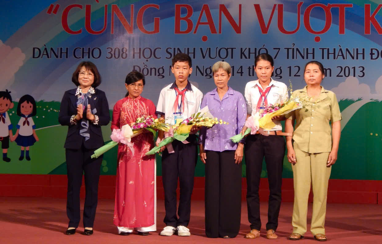 ThS. Hoàng Thị Lài trao học bổng cho học sinh hiếu học vượt khó năm 2013.