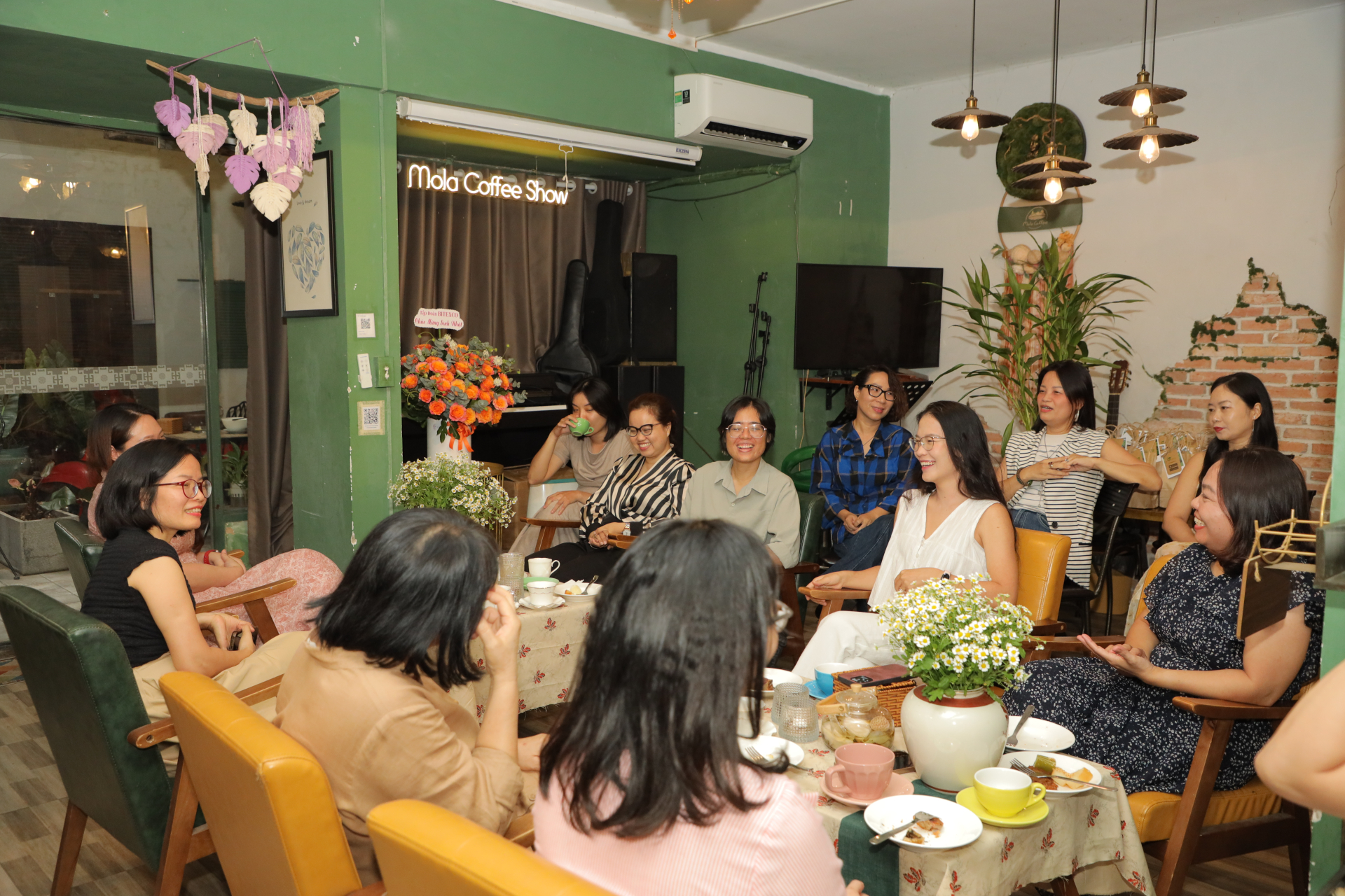 Khách mời cùng thưởng trà, lắng nghe những chia sẻ của chị Phạm Phương Thảo - người sáng lập Organica về hành trình phát triển thực phẩm hữu cơ và lan tỏa lối sống xanh.