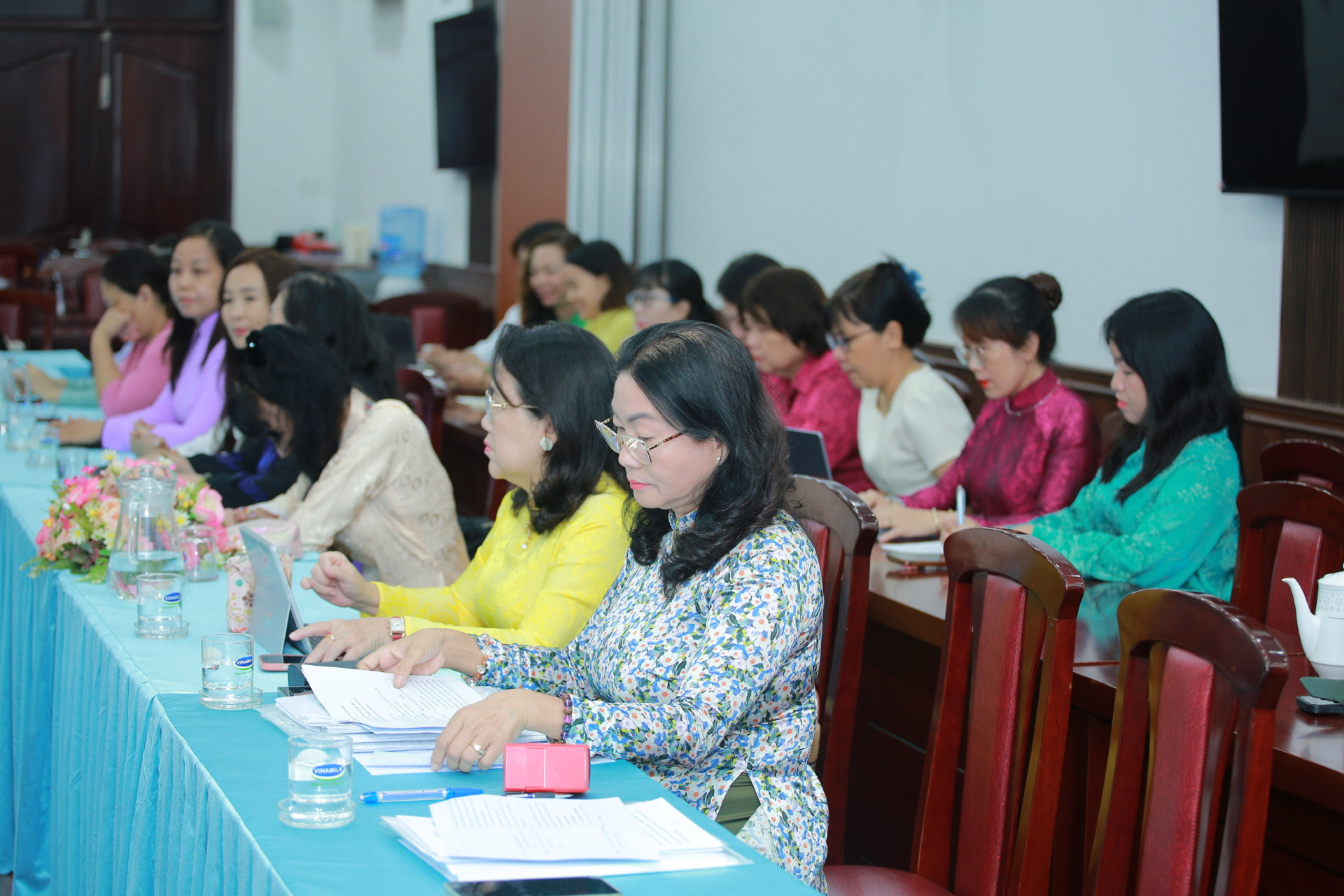 Các đại biểu lắng nghe và trao đổi ý kiến tại tọa đàm