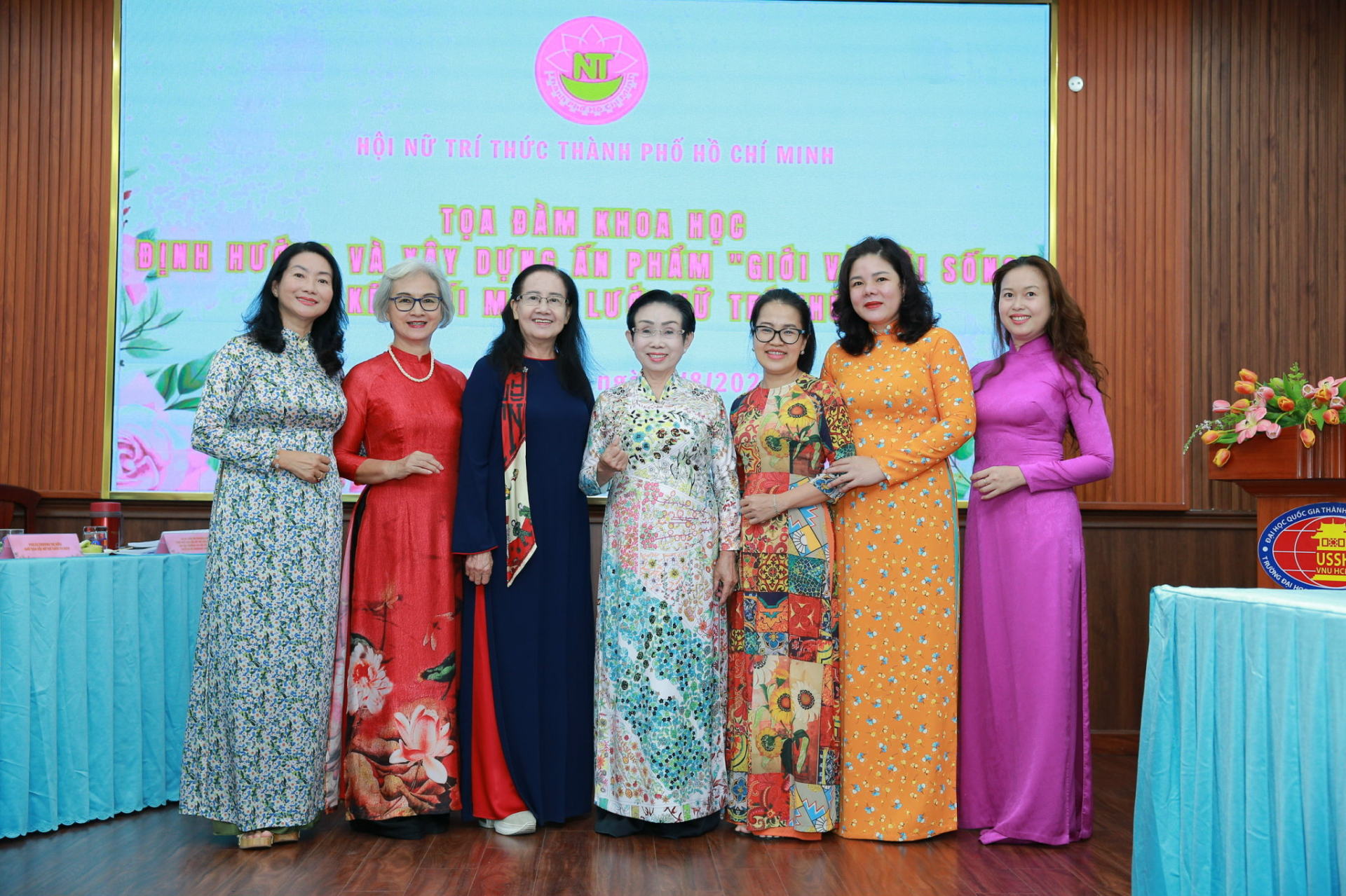PGS.TS. Trương Thị Hiền cùng các đại biểu tham dự tọa đàm chụp ảnh lưu niệm.