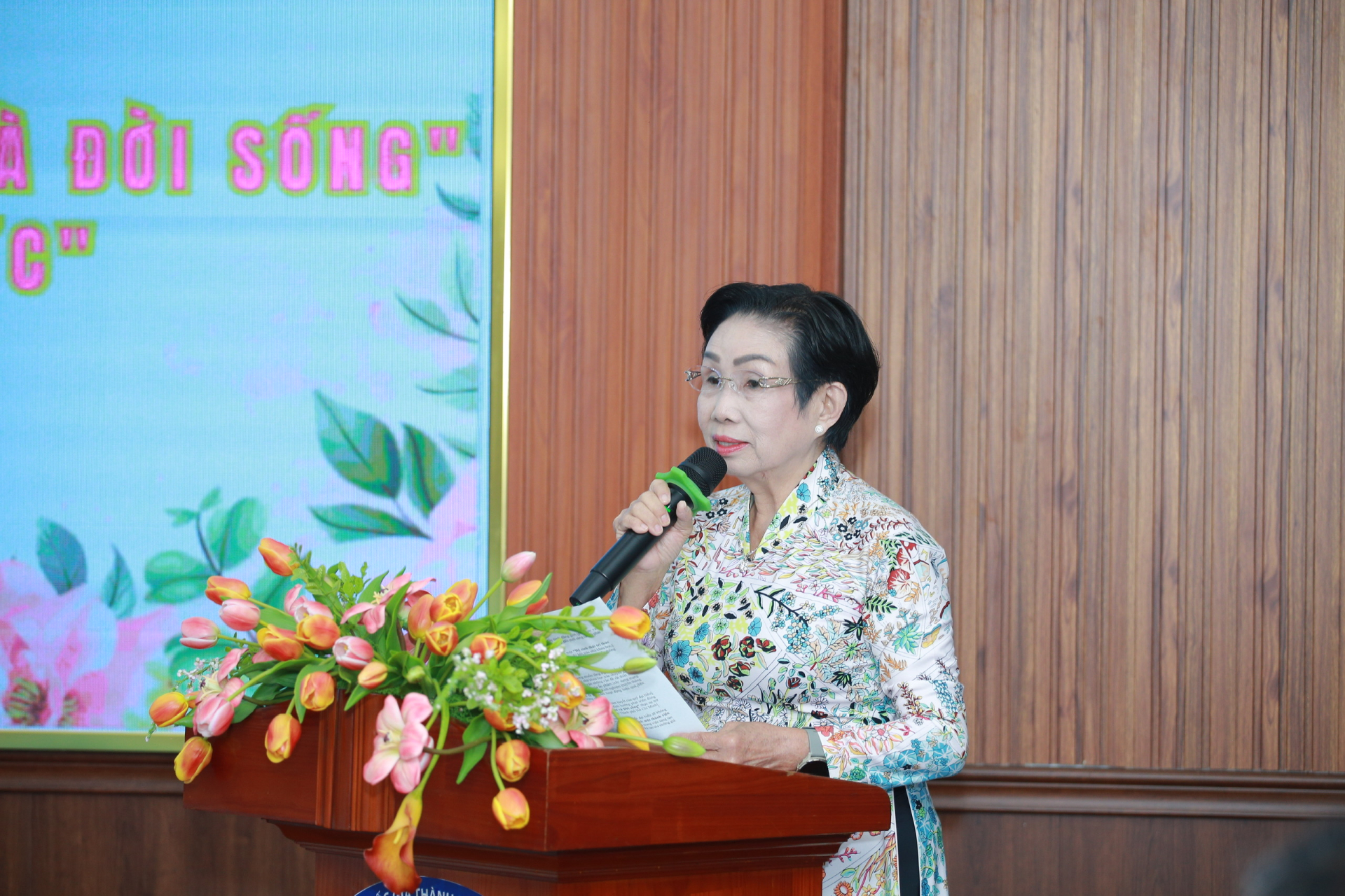 PGS.TS. Trương Thị Hiền - Phó Chủ tịch Hội Nữ trí thức Việt Nam, Chủ tịch Hội Nữ trí thức TP.HCM phát biểu khai mạc Tọa đàm khoa học