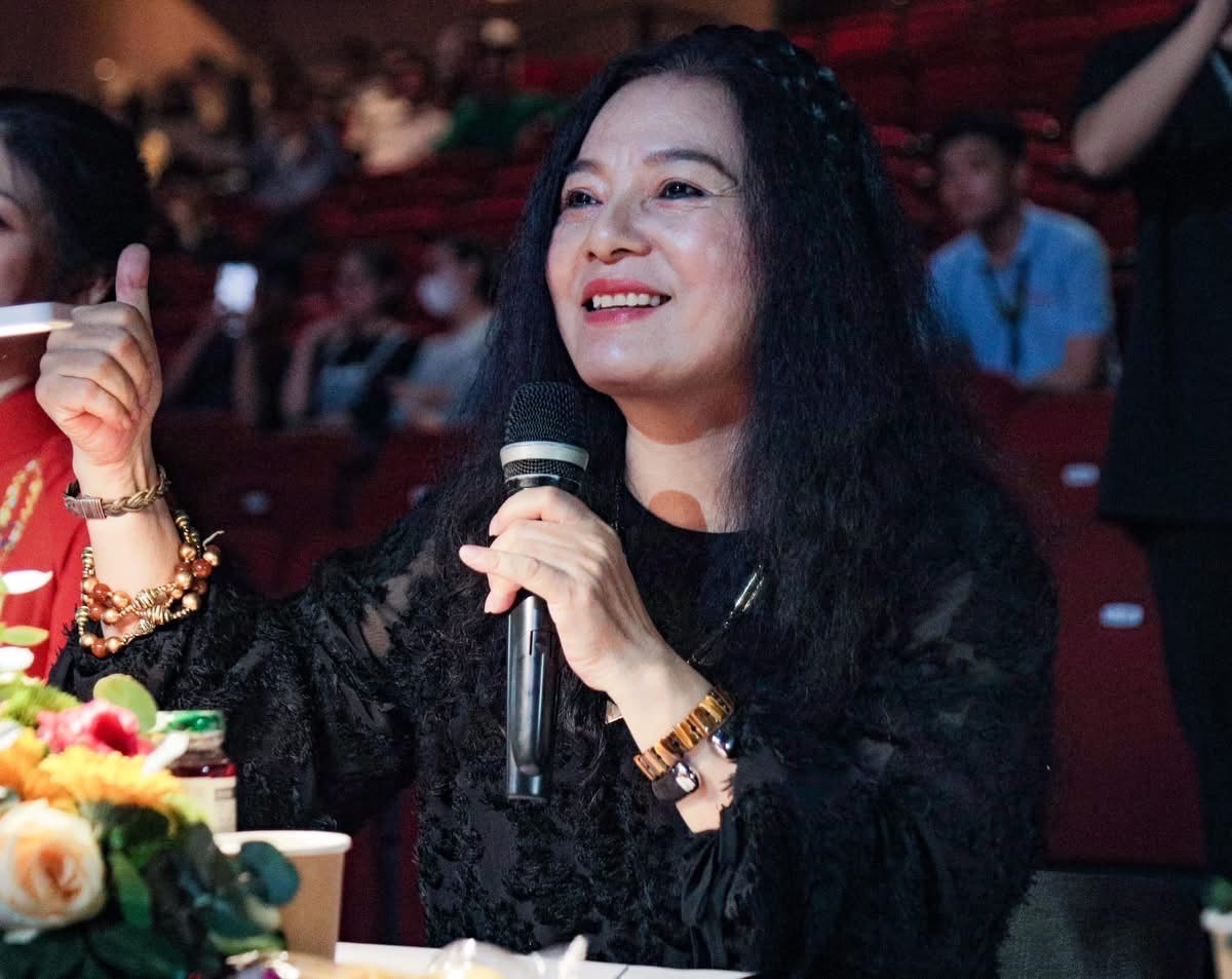 PGS.TS. NGƯT. Phan Thị Bích Hà tham gia Ban Giám khảo cuộc thi chương trình biểu diễn nghệ thuật của giảng viên Trường Đại học Văn Lang.