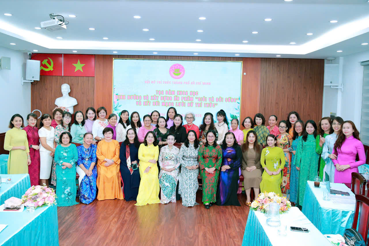 Các nữ trí thức, chuyên gia, nhà giáo và đại biểu chụp ảnh lưu niệm tại Tọa đàm khoa học “Định hướng xây dựng ấn phẩm ‘Giới và Đời sống’ và kết nối mạng lưới nữ trí thức”.