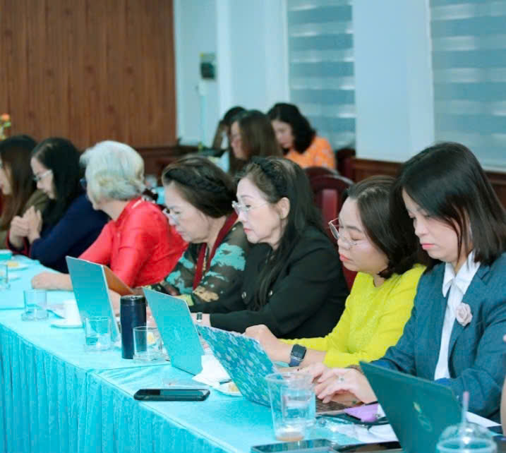 PGS.TS. NGƯT. Phan Thị Bích Hà cùng NSƯT Minh Hạnh và các khách mời tham dự tọa đàm. ( Ảnh: Thanh Tú)