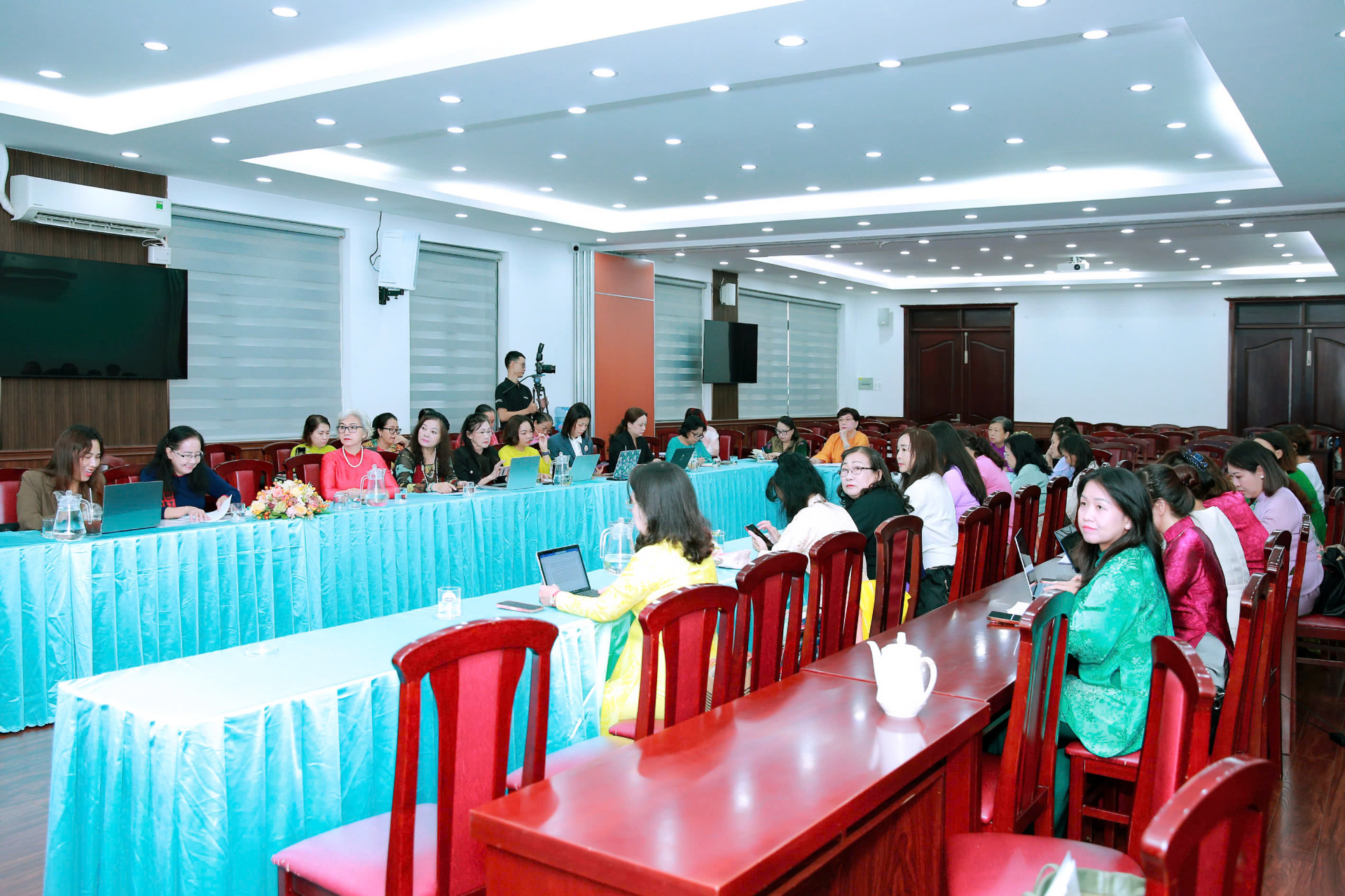 Đại biểu tham dự tọa đàm, thảo luận về định hướng phát triển ấn phẩm “Giới và Đời sống” và kết nối mạng lưới nữ trí thức.