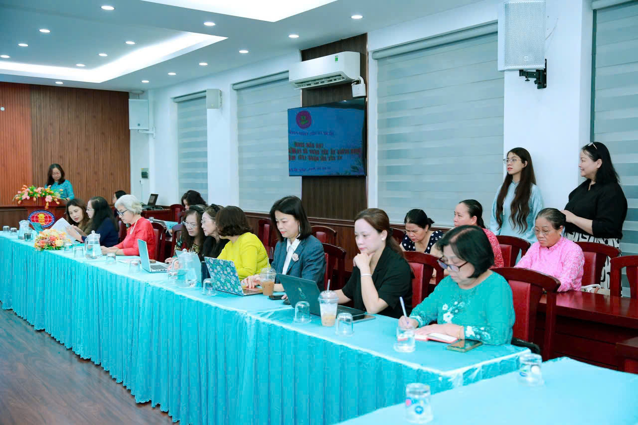 Các nữ trí thức tập trung theo dõi và trao đổi tại tọa đàm