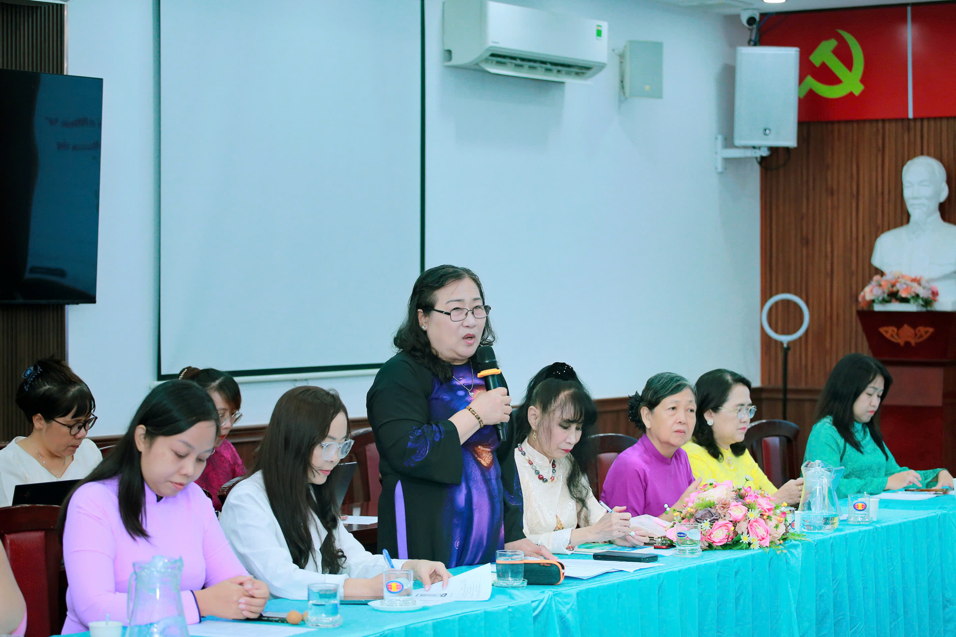 Không chỉ dừng lại ở việc tạo ra tri thức, nữ trí thức còn có vai trò đưa kết quả nghiên cứu đến gần đời sống, kết nối nguồn lực và tạo ra những giá trị thiết thực cho cộng đồng.