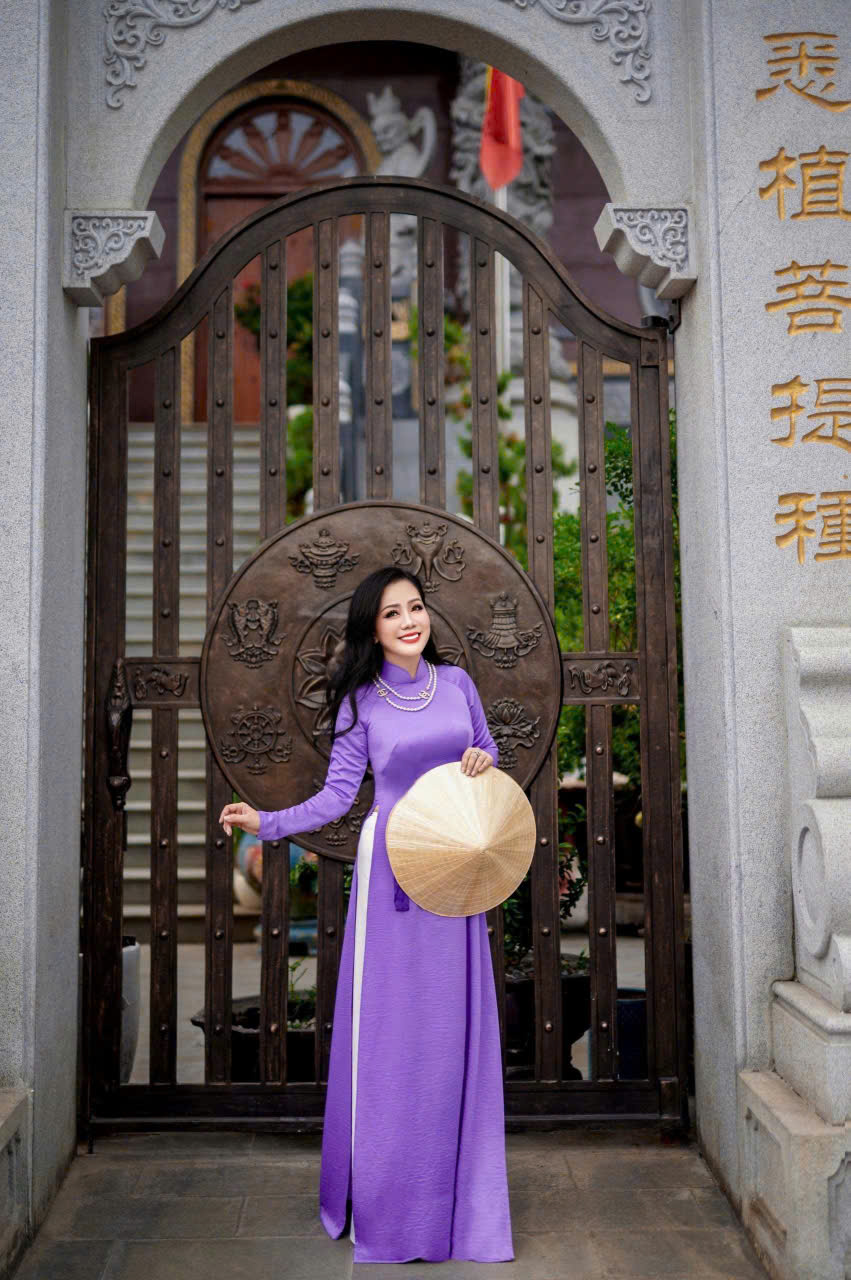 Nữ hiệu trưởng Thanh Mai duyên dáng trong tà áo dài và nón lá, lan tỏa vẻ đẹp truyền thống của phụ nữ Việt Nam.