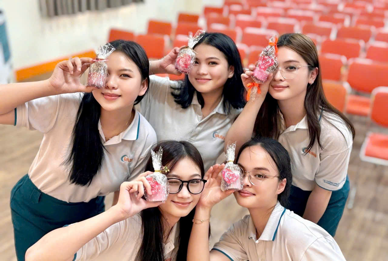 Những chiếc nến thơm do các em tự tay làm – món quà nhỏ gửi tặng mẹ