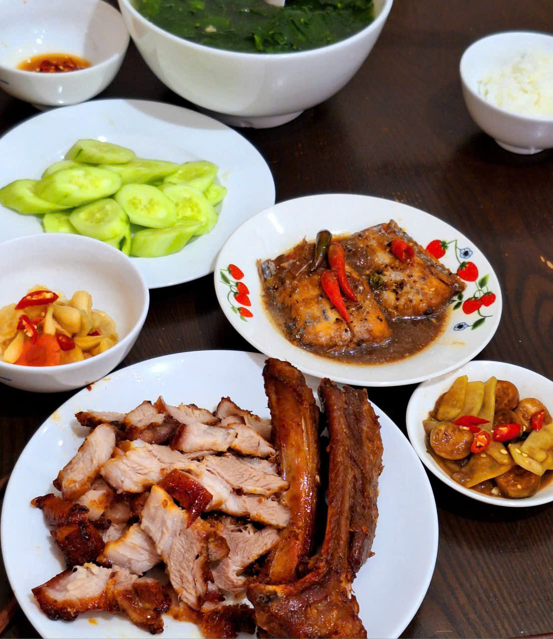Một bữa cơm gia đình Việt thường có nhiều món dùng chung. Phần thức ăn còn lại sau bữa nên được thu dọn và bảo quản lạnh sớm.